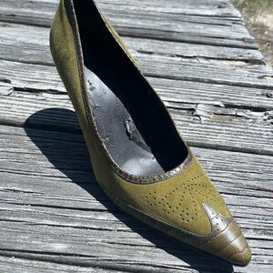 ANN TAYLOR SZ 8, outer shoe like new Olive Green Women's Shoe /Crocodile Detail